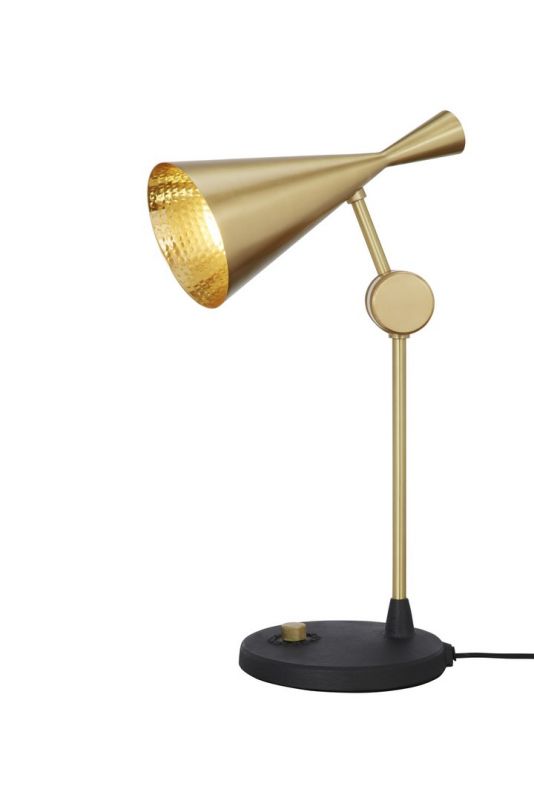 Goldene Tom Dixon Beat Tischleuchte mit kegelförmigem Lampenschirm und schwarzem Fuß.